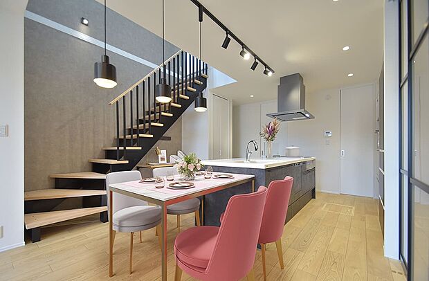 【リビング】住まいの中心のLDKをより上質に、そしてより快適に。個性輝くデザインとマテリアルを取り入れた魅力的な住まいが誕生しました。（2号棟｜2025年12月撮影）