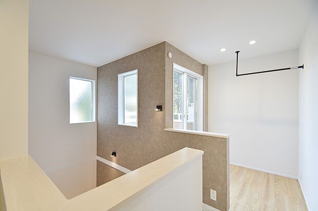 【その他内観】光が上質さを添える吹抜け階段。やさしい光が届く空間です。2階ホールはランドリースペースとして利用できます。（2号棟｜2025年12月撮影）