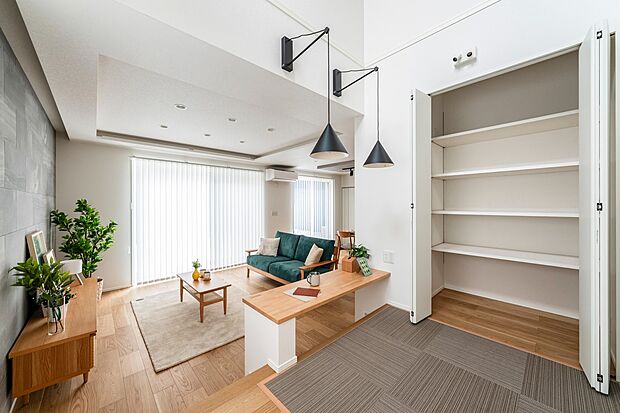 【その他内観】カウンターを設けたスペースで、テレワークへの対応も可能です。