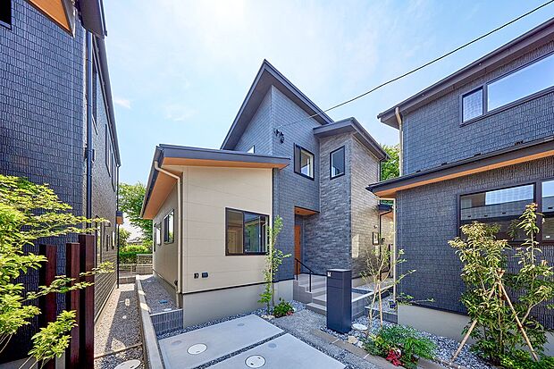 【現地外観写真】4号棟｜3LDK+WIC+パントリー+シューズクローク+キッチン前カウンター+独立洗面所(ワイド洗面台)+リネンスペース+ランドリースペース+ファミリークローク+ウッドデッキ+納戸