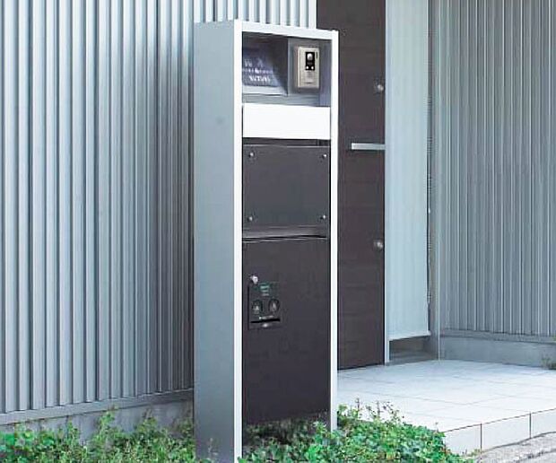 【宅配ボックス一体型門柱・門柱灯】インターホンや表札・ポストが一体型となった宅配ボックス付のシステム門柱。不在時の荷物の受け取りに便利な宅配ボックスなら、面倒な再配達の手配や玄関先での受け取りも不要。