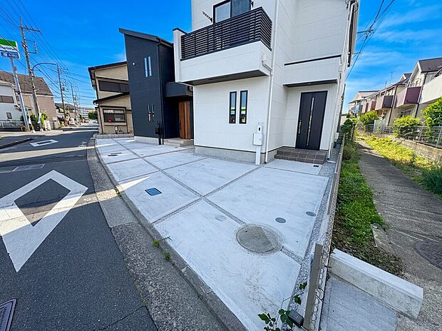 ゆとりのカースペース2台分を備えた住まい。前面道路は約6mの幅員が確保されており、毎日の駐車もストレスなく行えます。お車同士のすれ違いもしやすく、開放感のある住環境が魅力です。