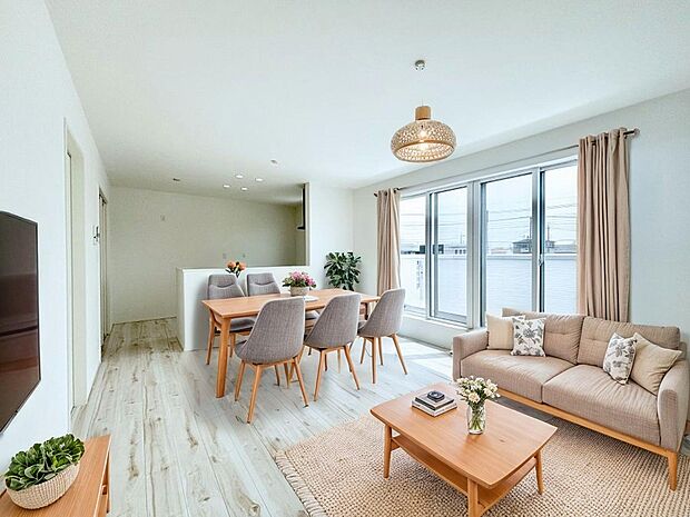 ご家族の賑やかな話し声で包まれる明るいリビング  ※家具はCGです