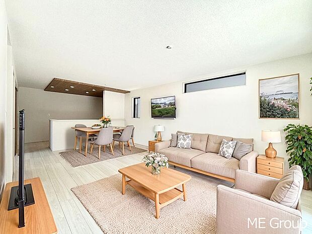 ご家族の賑やかな話し声で包まれる明るいリビング ※家具はCGです