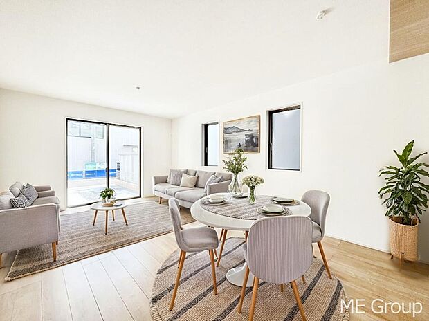 ご家族の賑やかな話し声で包まれる明るいリビング ※家具はCGです