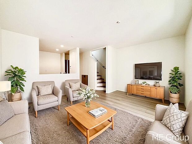 家族の和やかな会話が聞こえてきそう。開放感のあるリビングです。 ※家具はCGです