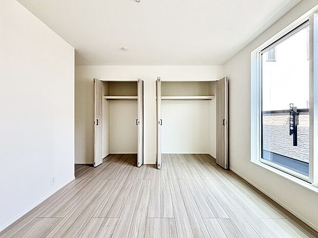 バルコニーが開放感をプラスしてくれる洋室  