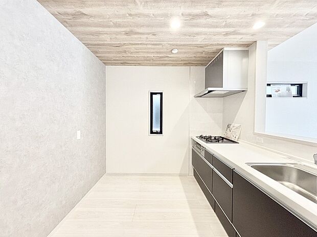 爽やかな風が通り抜けるキッチン。窓があるので明るく換気にも役立ちます。