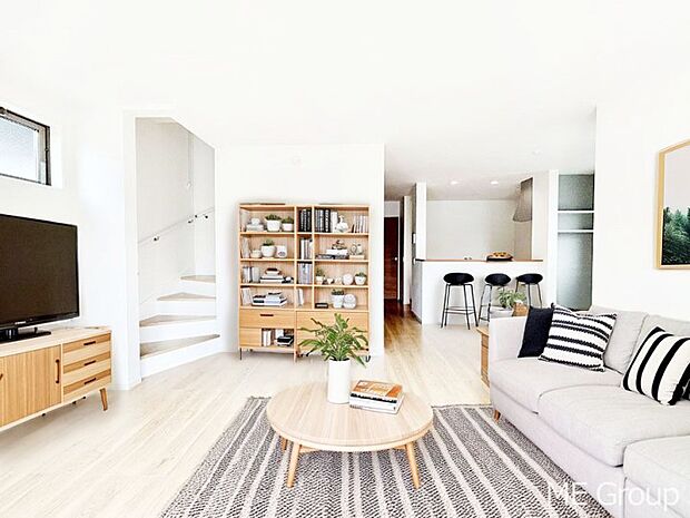 ご家族の賑やかな話し声で包まれる明るいリビング  ※家具はCGです