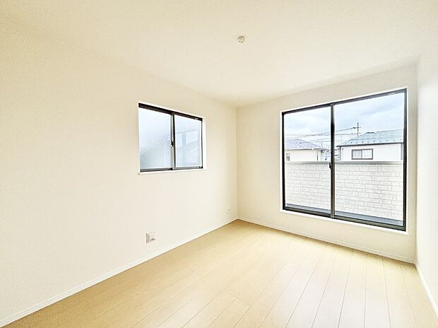 バルコニーが開放感をプラスしてくれる洋室