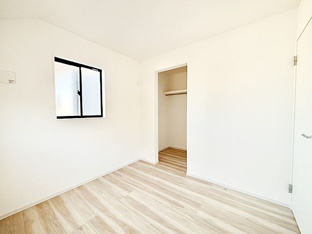 ウォークインクローゼットがあるお部屋!季節ごとの入れ替えも不要で便利です。