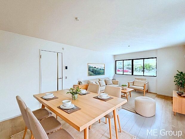 ご家族の賑やかな話し声で包まれる明るいリビング  ※家具はCGです