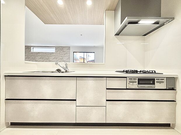 リビングを見渡せる人気のカウンターキッチン。 家族を見守りながら家事をすることができます。