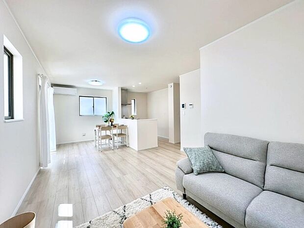 日当たりのいいリビングでゆったりとしたティータイムを! お気に入りのグリーンを飾れば更に心地よさがアップ!