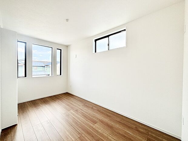 窓からのやさしい光が心地よいプライベートルーム    