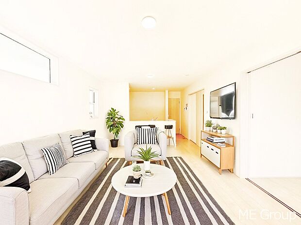 ご家族の賑やかな話し声で包まれる明るいリビング  ※家具はCGです