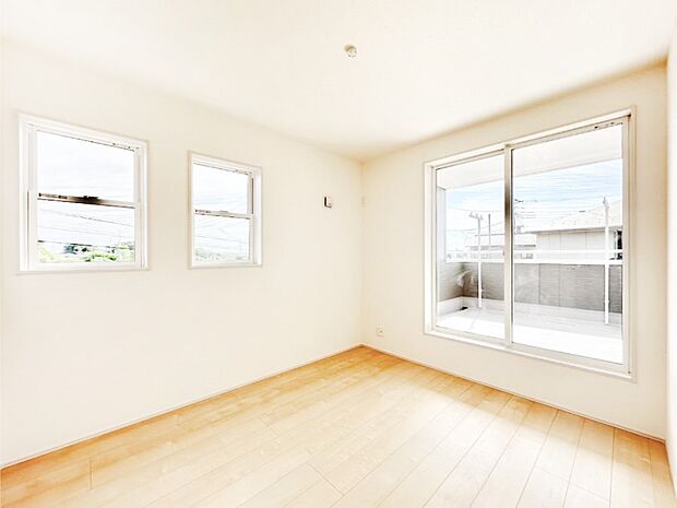 明るいバルコニーサイドに洋室を設置。目覚めの良い寝室に！