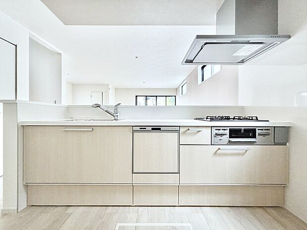 リビングを見渡せる人気のカウンターキッチン。 家族を見守りながら家事をすることができます。