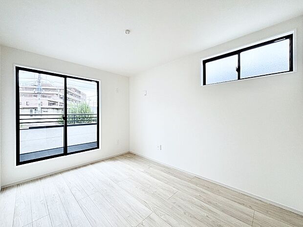 バルコニーが開放感をプラスしてくれる洋室  