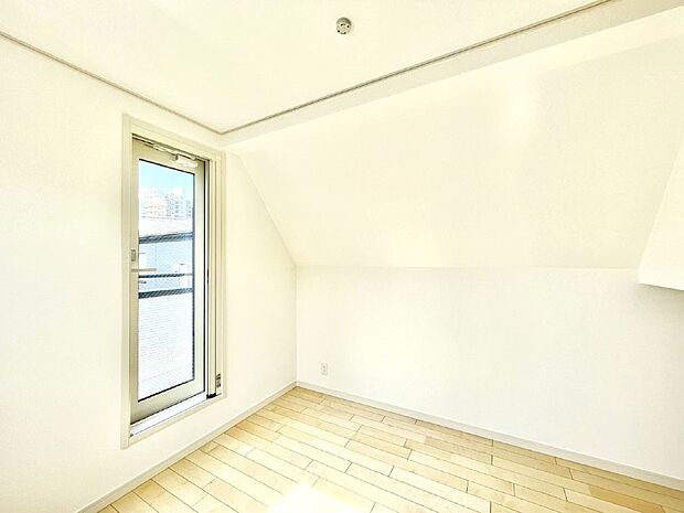 明るいバルコニーサイドに洋室を設置。目覚めの良い寝室に。 