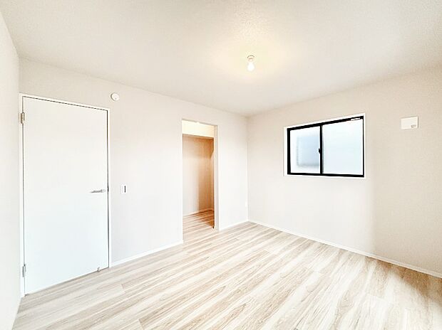 ウォークインクローゼットがあるお部屋！季節ごとの入れ替えも不要で便利です。 