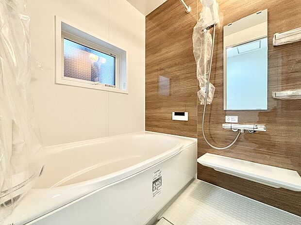 一日の疲れを癒してくれる明るい清潔感のあるバスルーム    