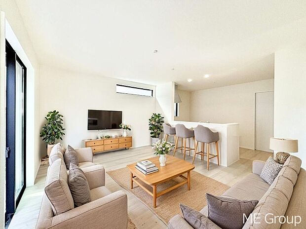 ご家族の賑やかな話し声で包まれる明るいリビング ※家具はCGです