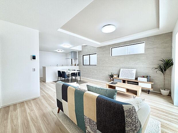 吹抜けのあるリビング!陽光が部屋全体を明るく照らし、リビング全体が開放感のある空間になります。