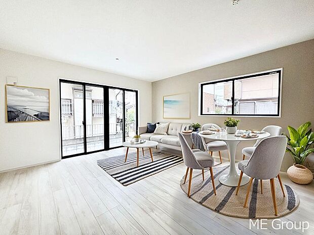 大きな窓からたっぷりの陽光と風を感じられるリビング※家具はCGです  