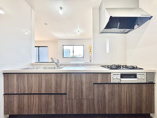 リビングを見渡せる人気のカウンターキッチン。 家族を見守りながら家事をすることができます。