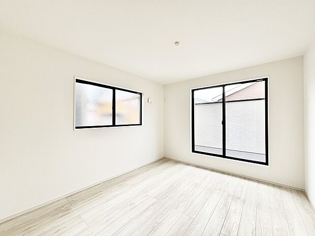 バルコニーが開放感をプラスしてくれる洋室