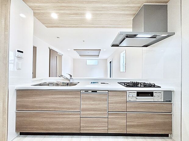 リビングを見渡せる人気のカウンターキッチン。 家族を見守りながら家事をすることができます。