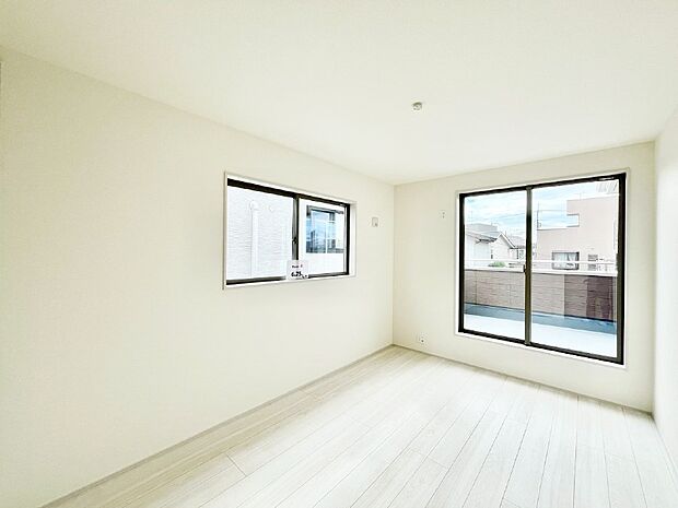 バルコニーが開放感をプラスしてくれる洋室