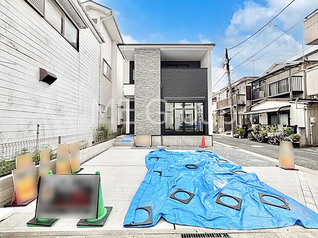 陽光と開放感に恵まれた角地を活かした住まい。ゆとりが笑顔を生む心地よい生活!