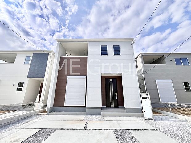 アクセントカラーがオシャレなシンプルモダンスタイル。 