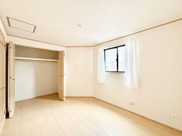 やさしい光がさしこむ居室はしっかり収納付き  