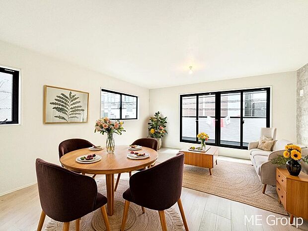 ご家族の賑やかな話し声で包まれる明るいリビング  ※家具はCGです