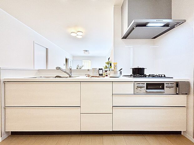 リビングを見渡せる人気のカウンターキッチン。 家族を見守りながら家事をすることができます。