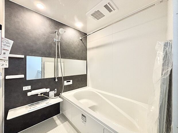 一日の疲れを癒してくれる明るい清潔感のあるバスルーム