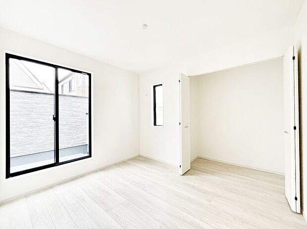 明るいバルコニーサイドに洋室を設置。目覚めの良い寝室に。