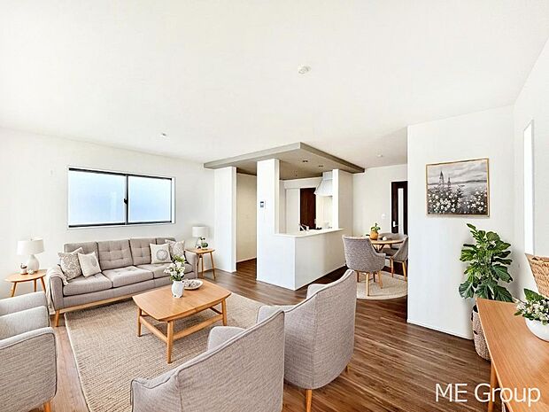 家族の和やかな会話が聞こえてきそう。開放感のあるリビングです。※家具はCGです  