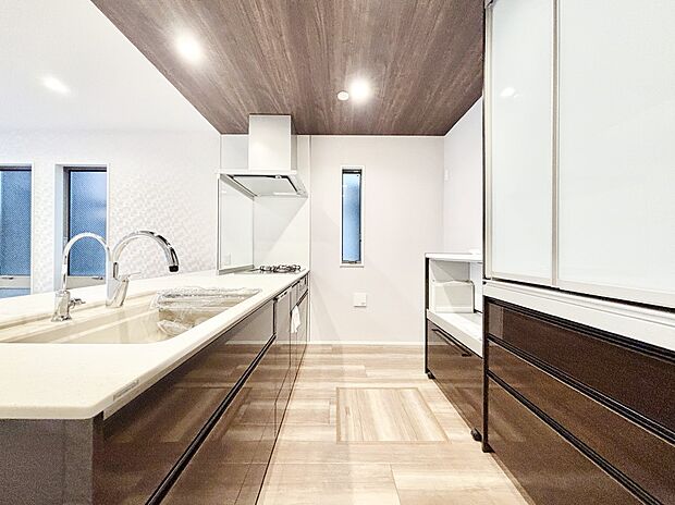 キッチンとお揃いのカップボード付。全体に統一感ある仕上がりになっています。