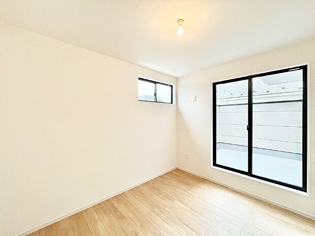 バルコニーが開放感をプラスしてくれる洋室