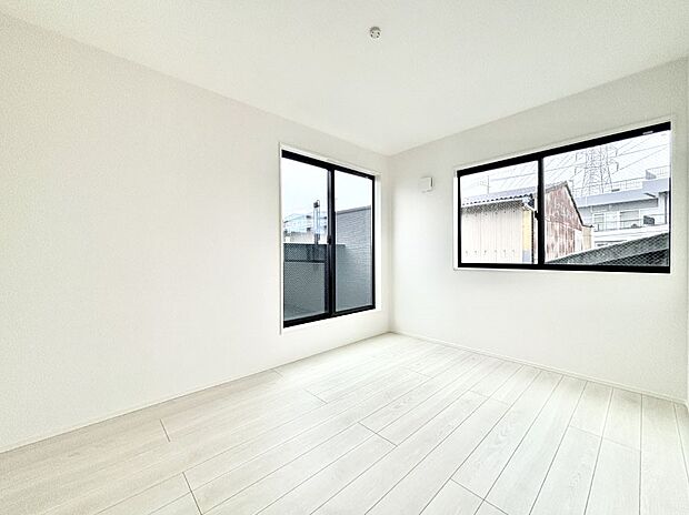 明るいバルコニーサイドに洋室を設置。目覚めの良い寝室に。 