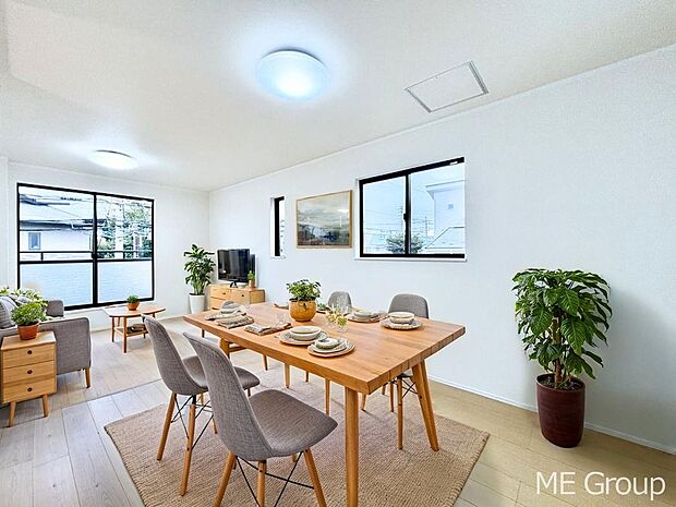 プライバシーも守れる2階リビングは明るく開放感たっぷり！　※家具はCGです