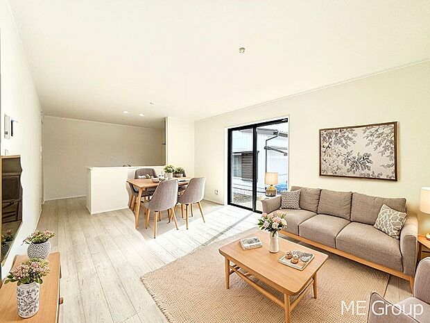 ご家族の賑やかな話し声で包まれる明るいリビング ※家具はCGです