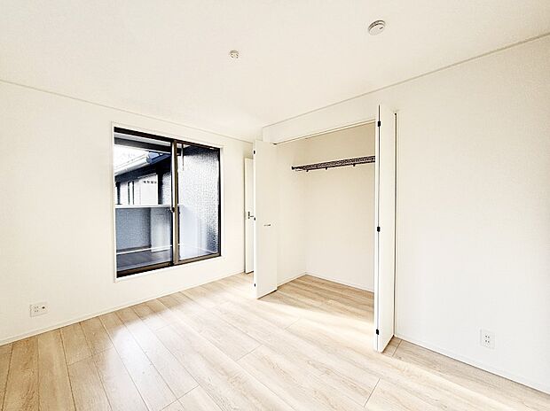 バルコニーが開放感をプラスしてくれる洋室