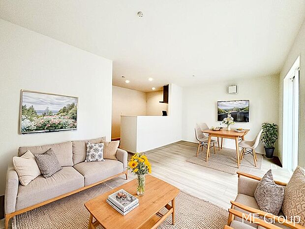 ご家族の賑やかな話し声で包まれる明るいリビング  ※家具はCGです　