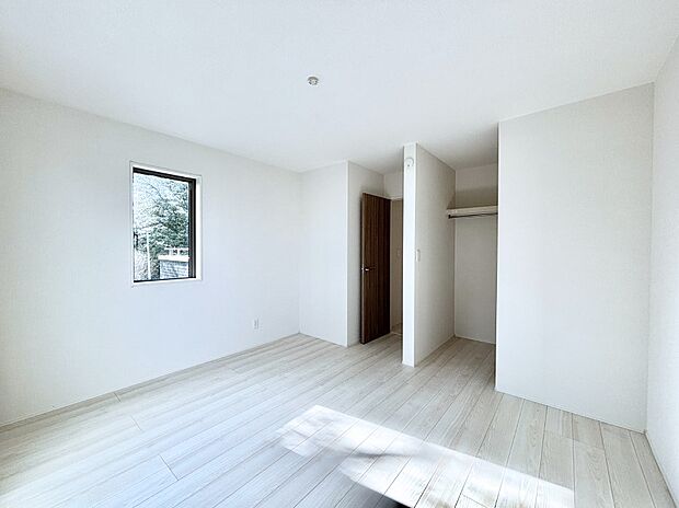 窓からのやさしい光が心地よいプライベートルーム