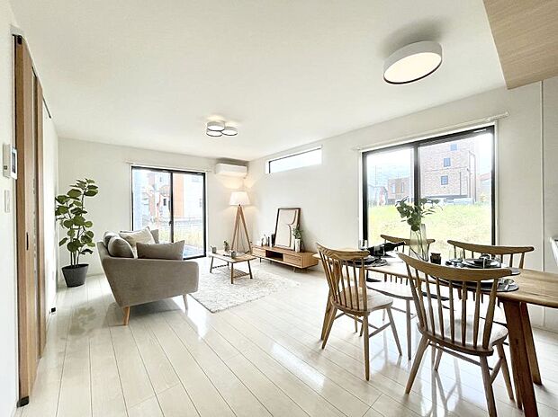 ご家族の賑やかな話し声で包まれる明るいリビング